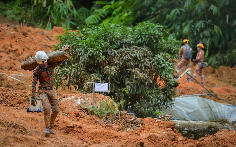 Rescuers at batang kali landslide