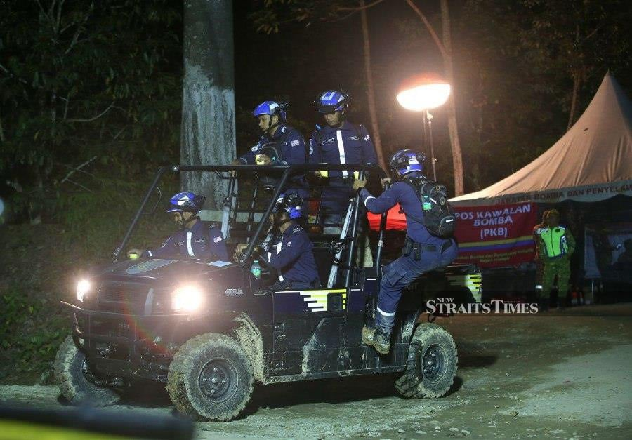 Rescuers at batang kali landslide