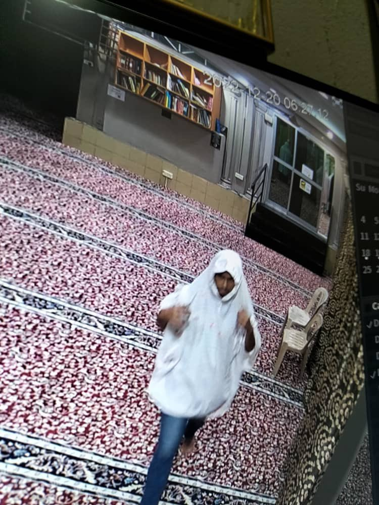 M'sian man steals iphone x in shah alam mosque while dressed in a telekung