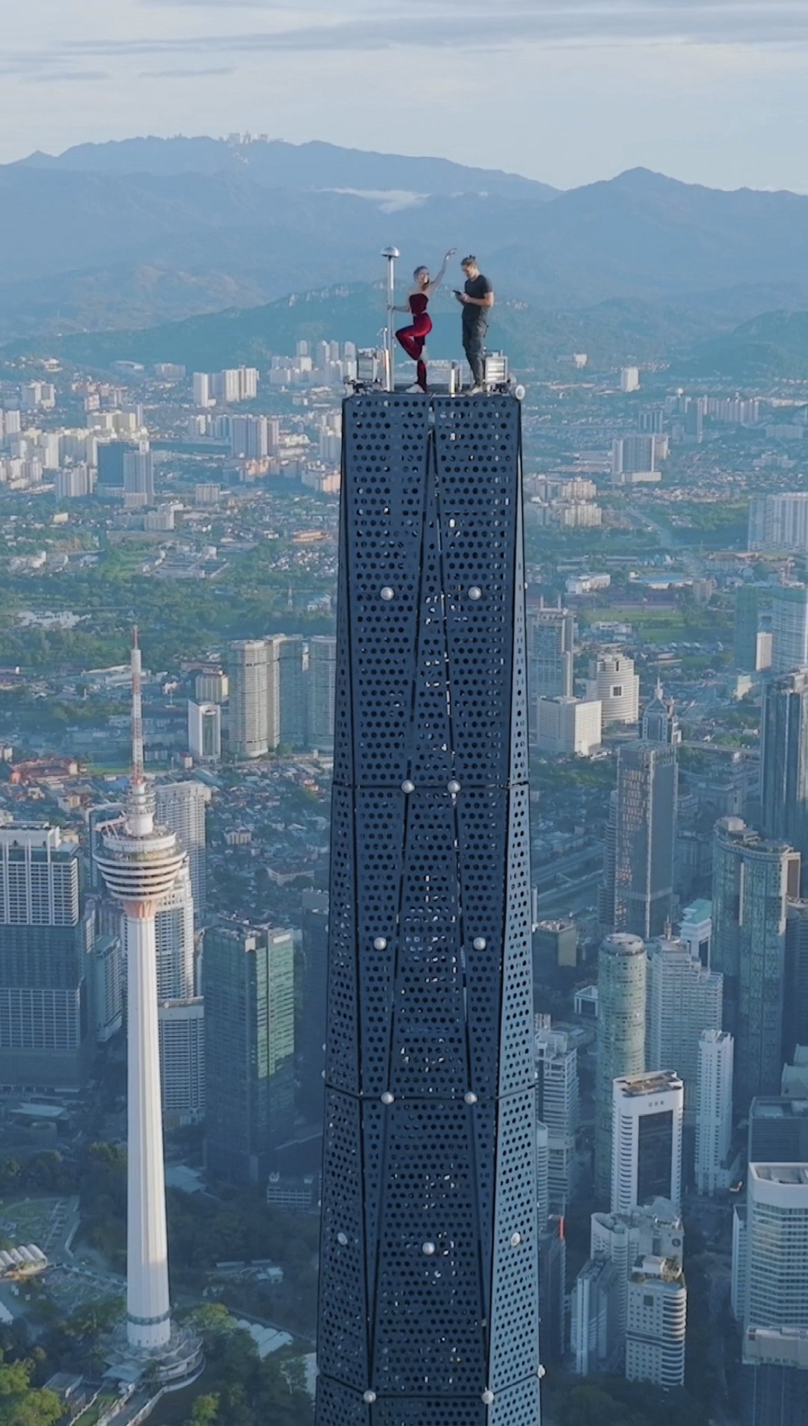 Daredevil couple climb the top of merdeka 118, netizens question the security