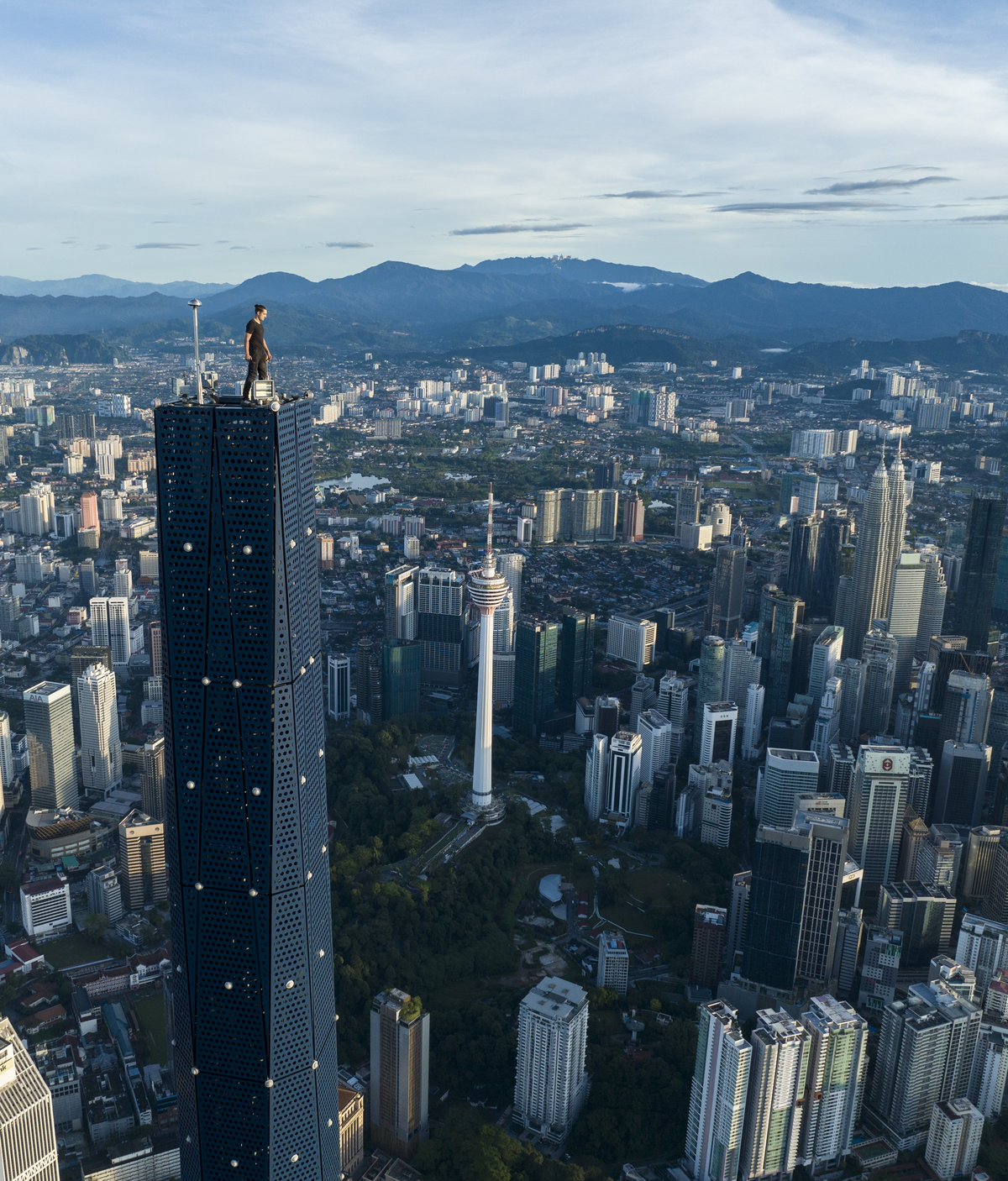 Daredevil couple climb the top of merdeka 118, netizens question the security