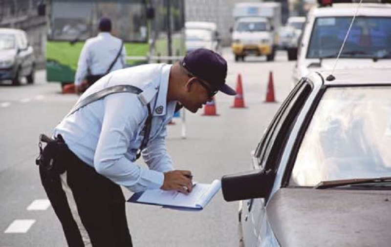 Police giving saman to cars