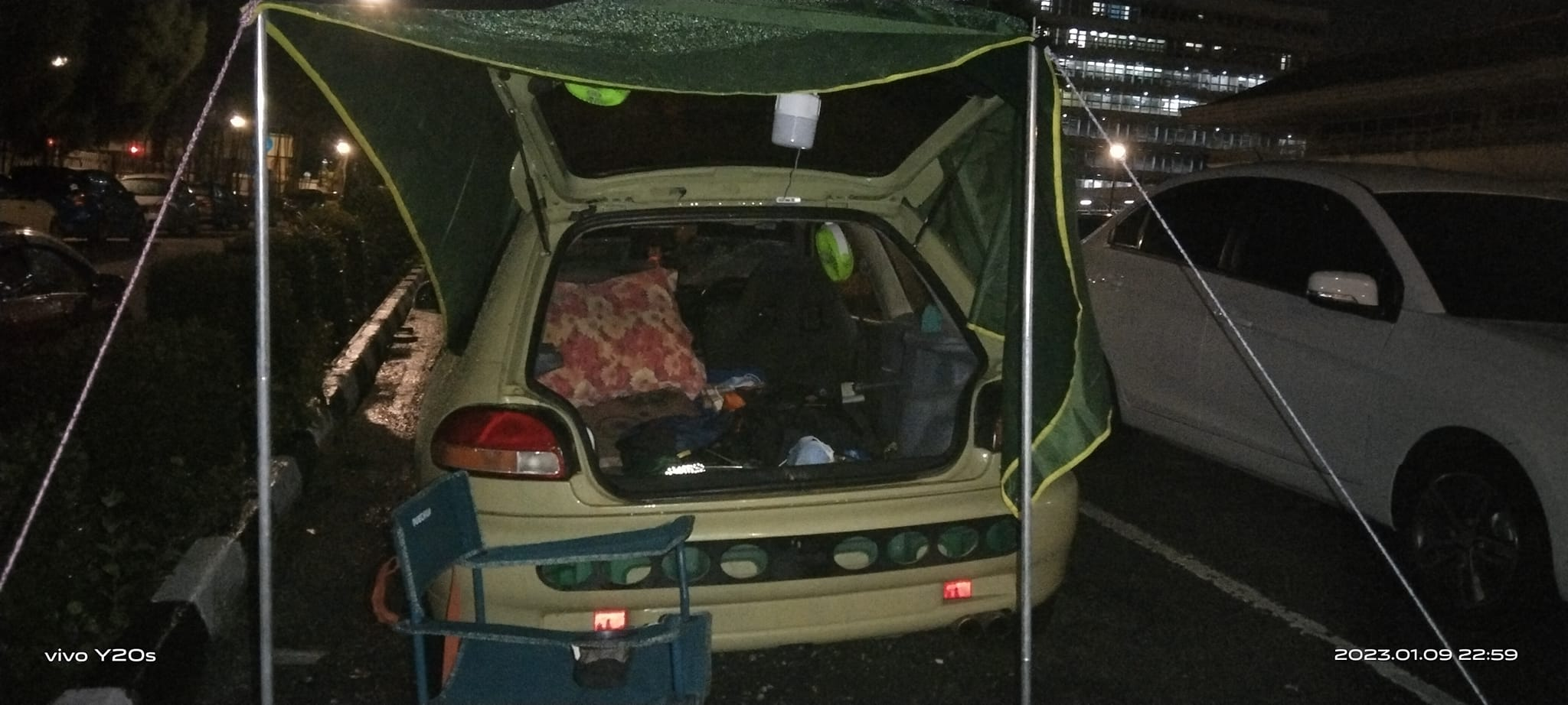 Devoted m'sian father camps outside ipoh hospital to stay close to son diagnosed with brain tumour | weirdkaya
