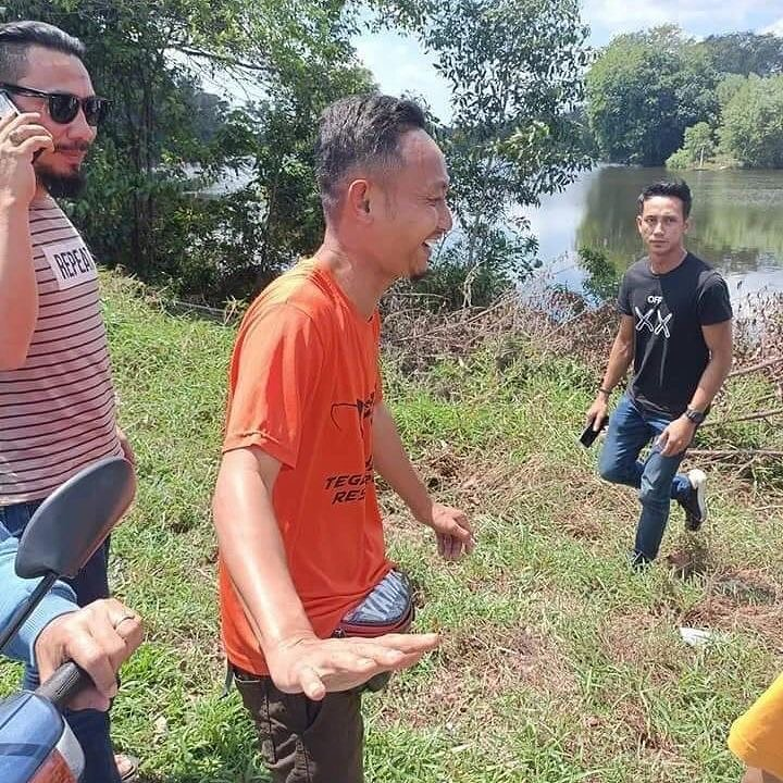 Courageous m'sian man jumps into lake in johor to rescue 3 car crash victims from drowning suzaini