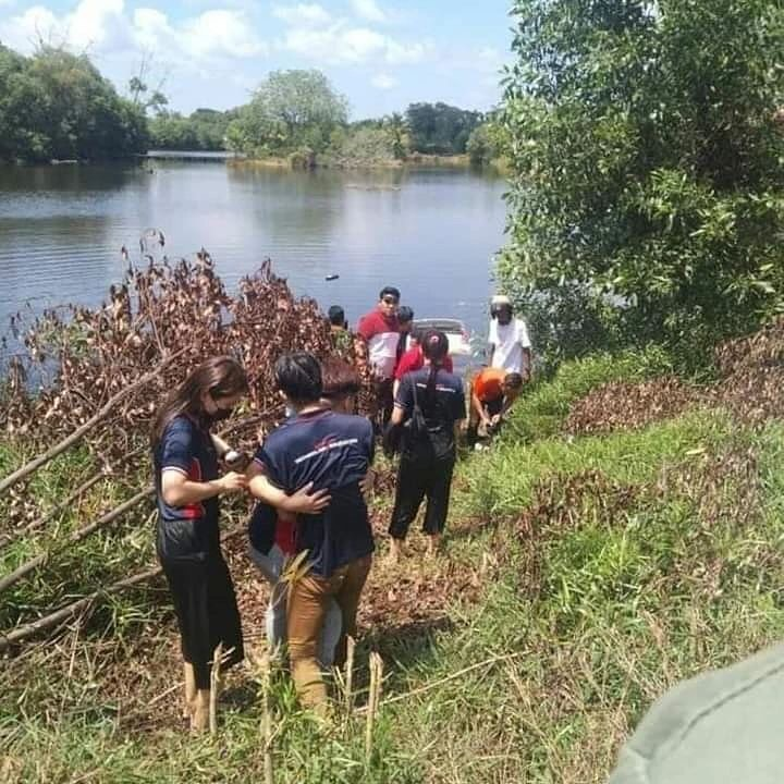 Courageous m'sian man jumps into lake in johor to rescue 3 car crash victims from drowning public helping victims