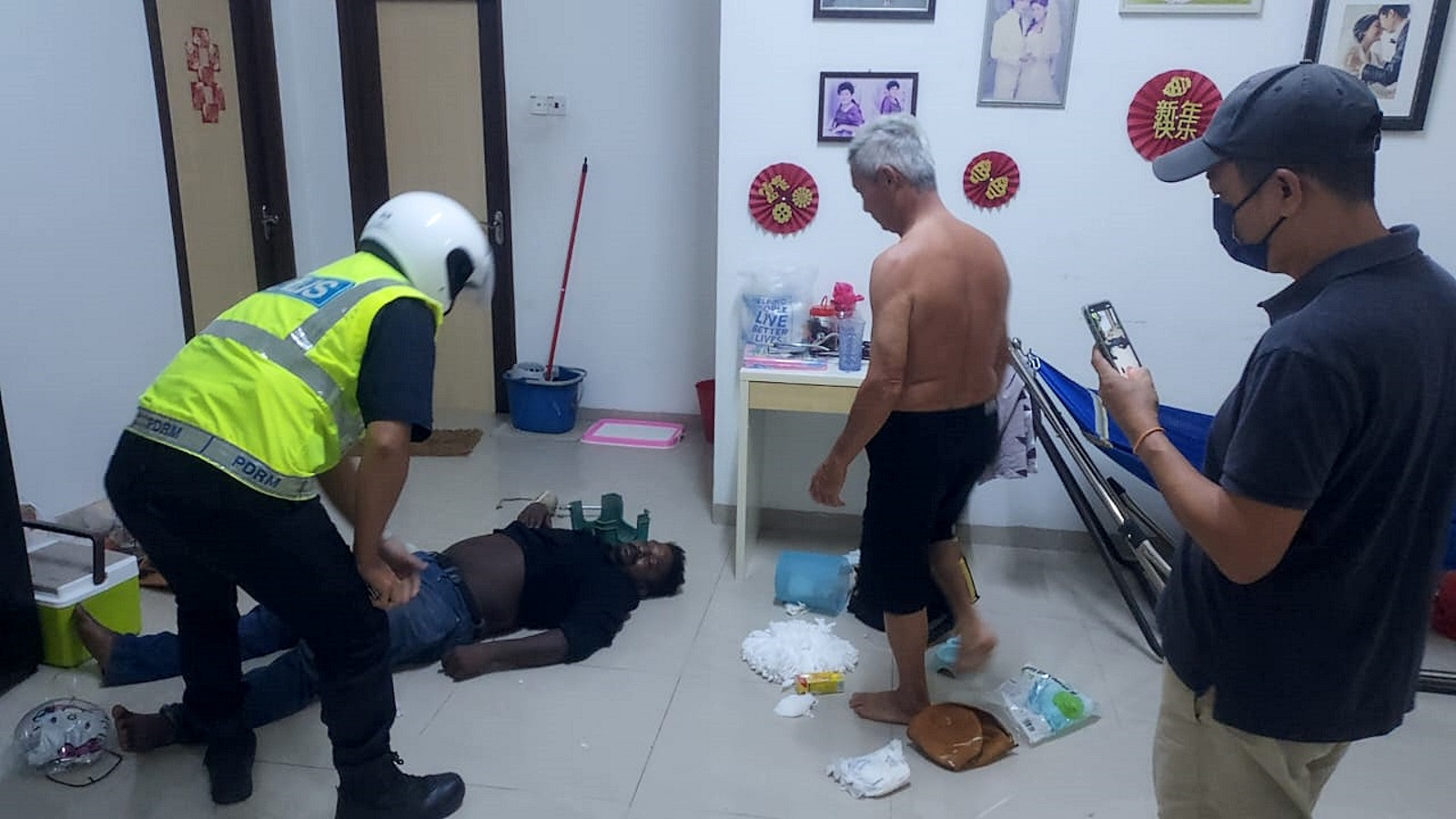 Policeman wakes up drunk thief in negeri sembilan