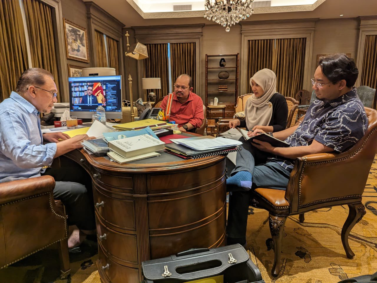 Anwar ibrahim at his office during thaipusam