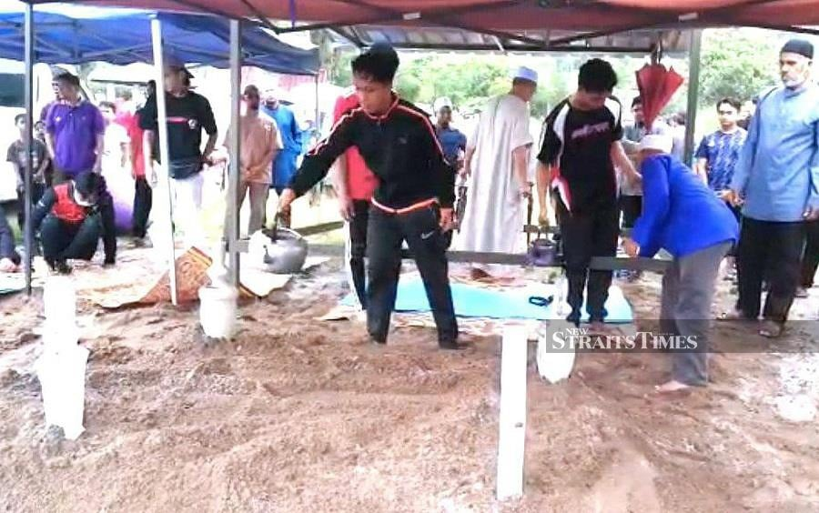 M'sian teen faris najmi arbain buries his parents