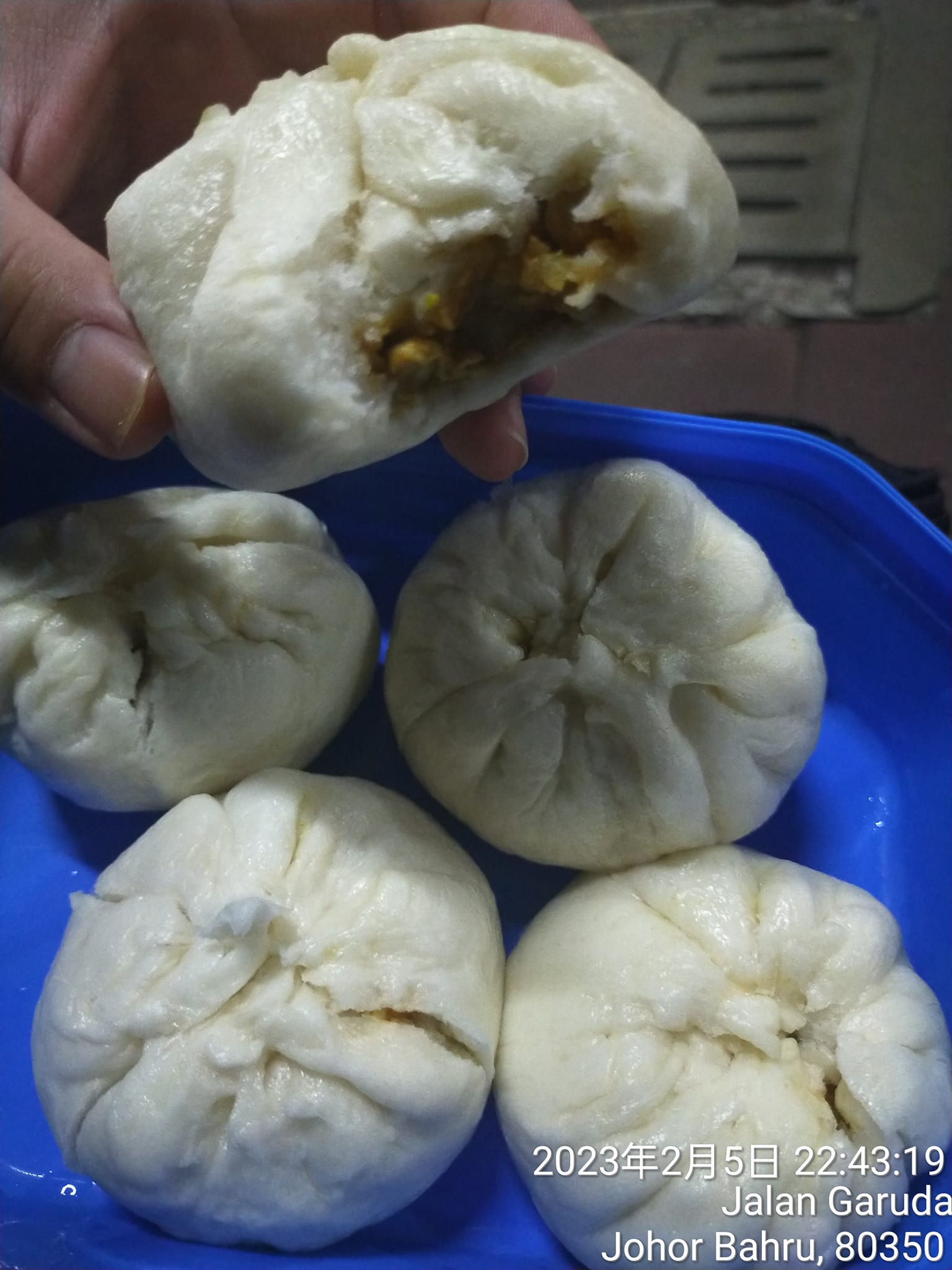Man at jb checkpoint finishes homemade buns made by daughter, worried s'pore customs would refuse entry