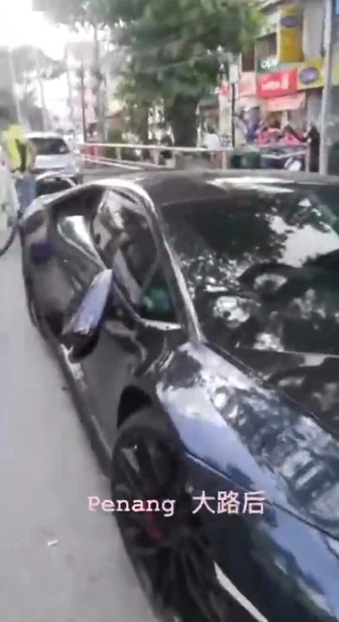 Lamborghini's right rearview mirror gets damaged