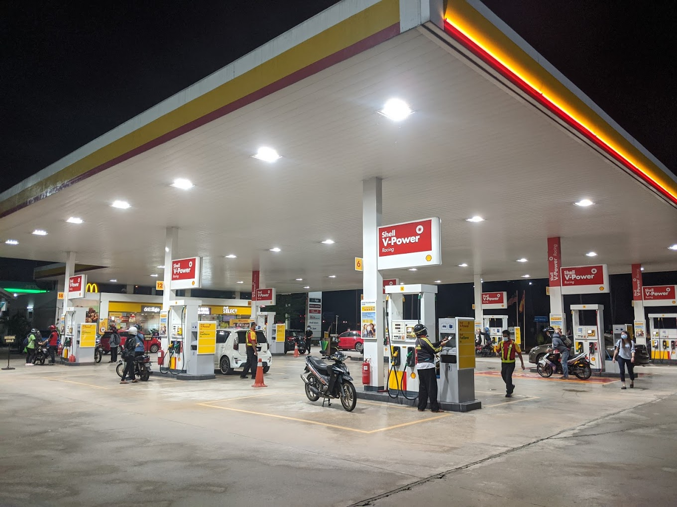 Batu tiga shell petrol station along federal highway