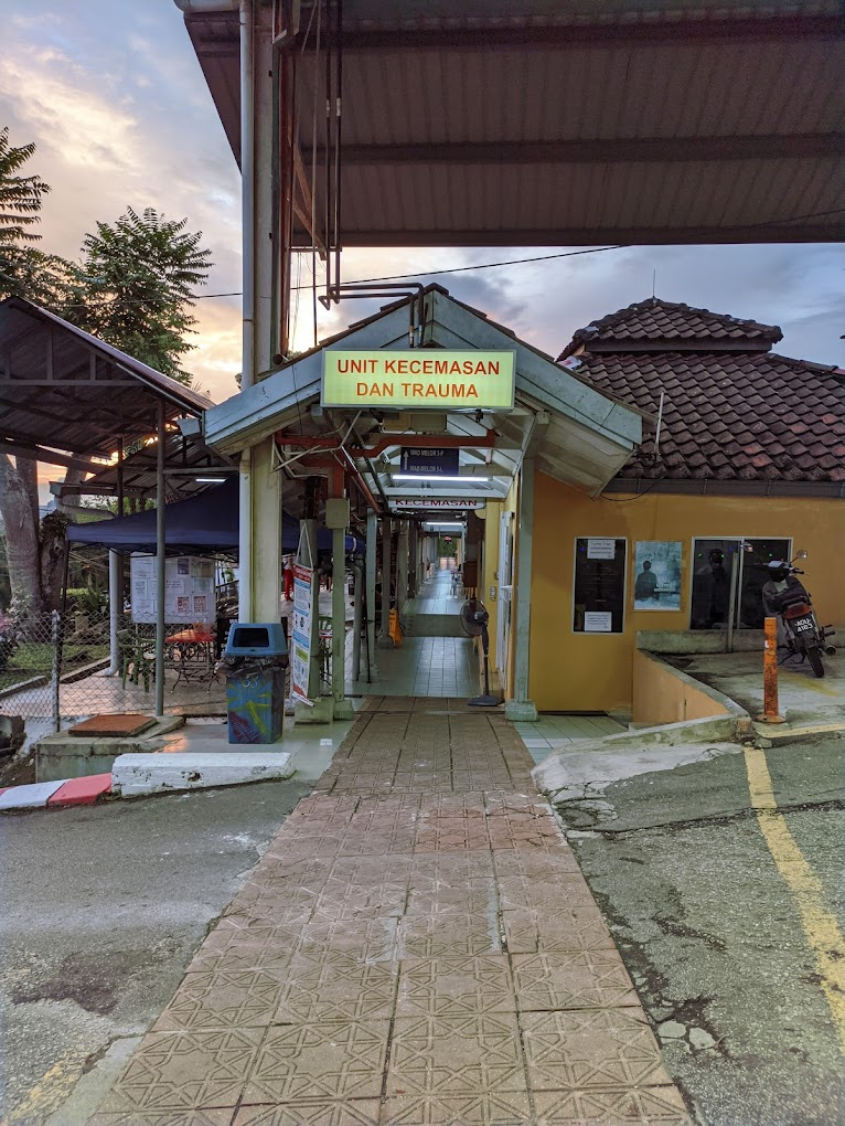 M'sian lady refused entry to kampar hospital’s er for wearing short pants | weirdkaya