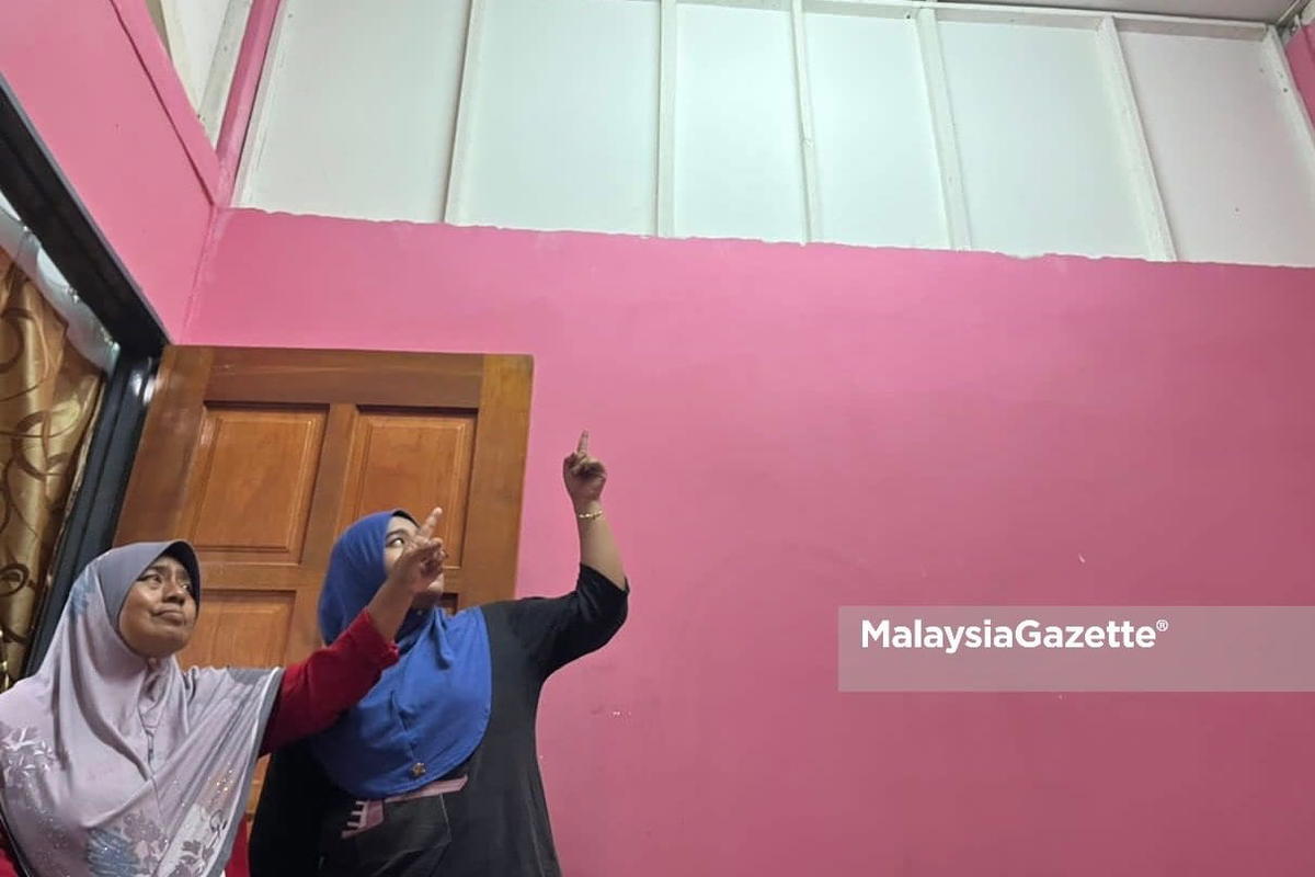 Som Mohamad Salleh and daughter points at ceiling