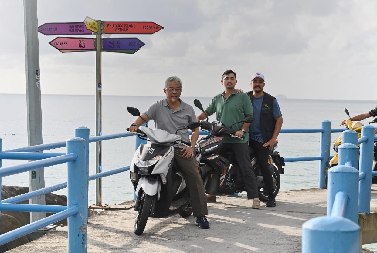 Ydpa seen riding motorcyle at pulau tioman to visit the village | weirdkaya