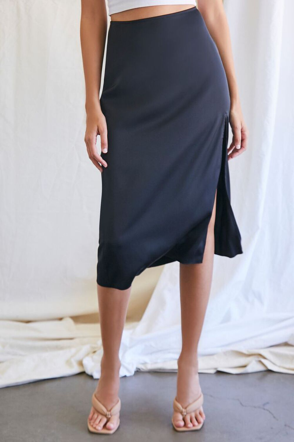 Knee-length skirt with slit