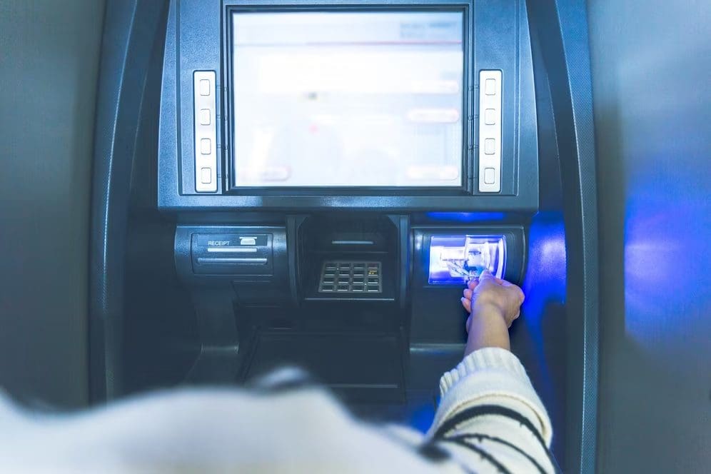 Sibu Auxiliary Police Officer Steals RM1000 From Man Who Asked For Help With ATM