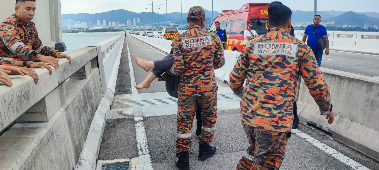Bomba saves 22-year-old girl who tried to jump off the 2nd penang bridge