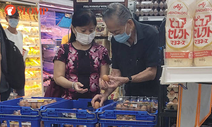 S'porean uncle & his wife spend 15 mins opening cartons & picking the best eggs at supermarket