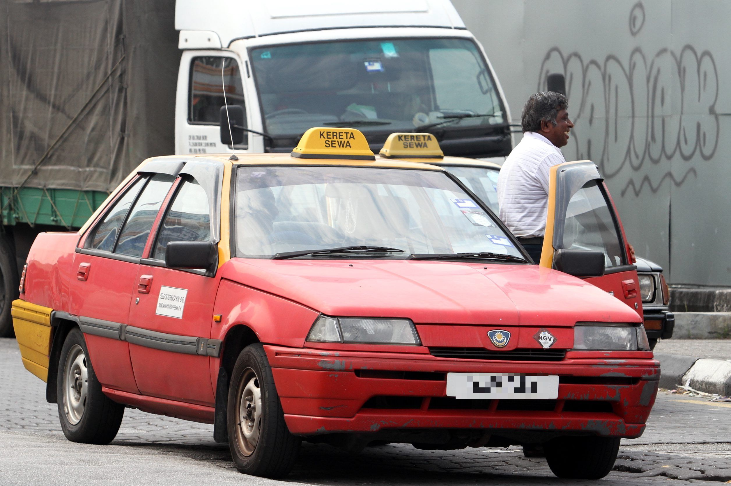 2 m'sian men rob taxi driver rm400 in cash, get arrested by police 4 hours later | weirdkaya
