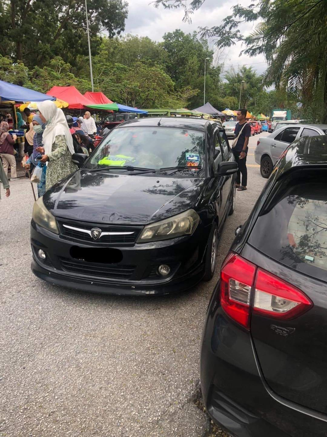 M'sian driver places police vest on dashboard and blocks traffic, police now looking for suspect