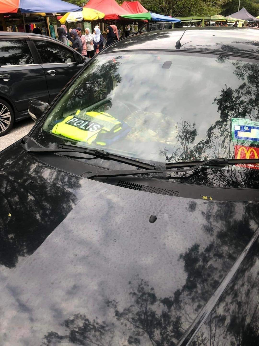 M'sian driver places police vest on dashboard and blocks traffic, police now looking for suspect