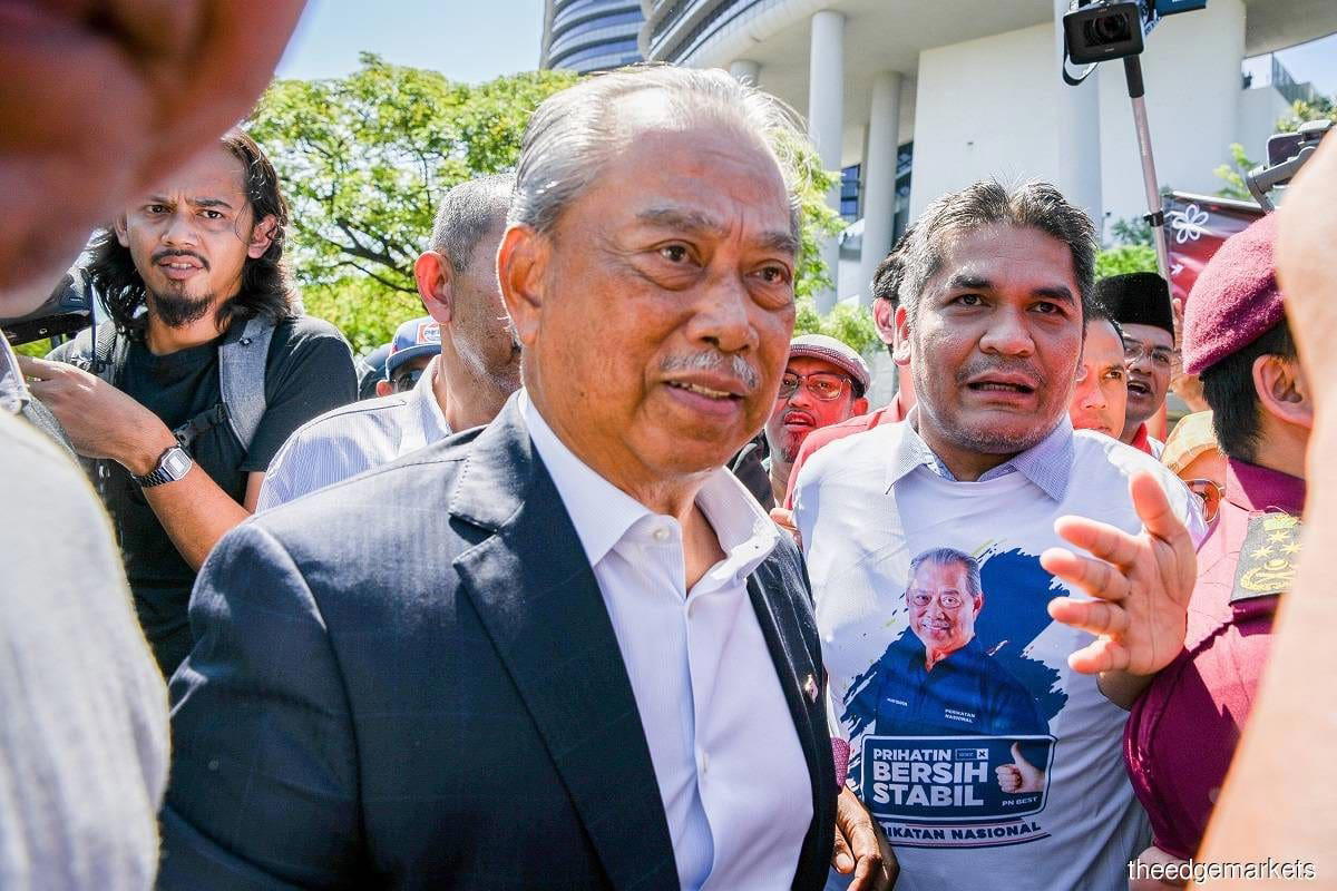 Muhyiddin Yassin arriving at MACC headquarters