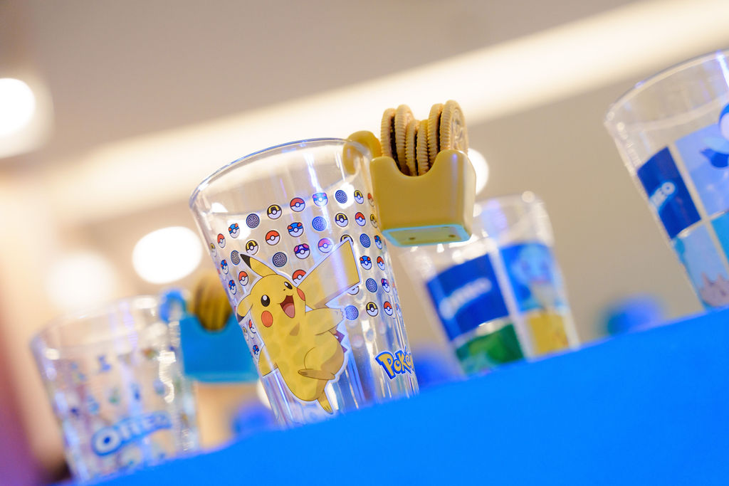 Oreo pokémon glass with a cookie holder