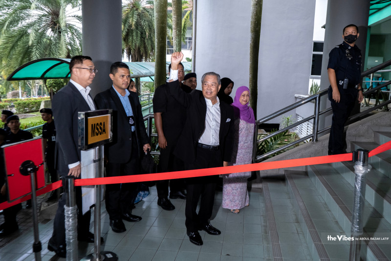 Muhyiddin arrives at the shah alam court complex