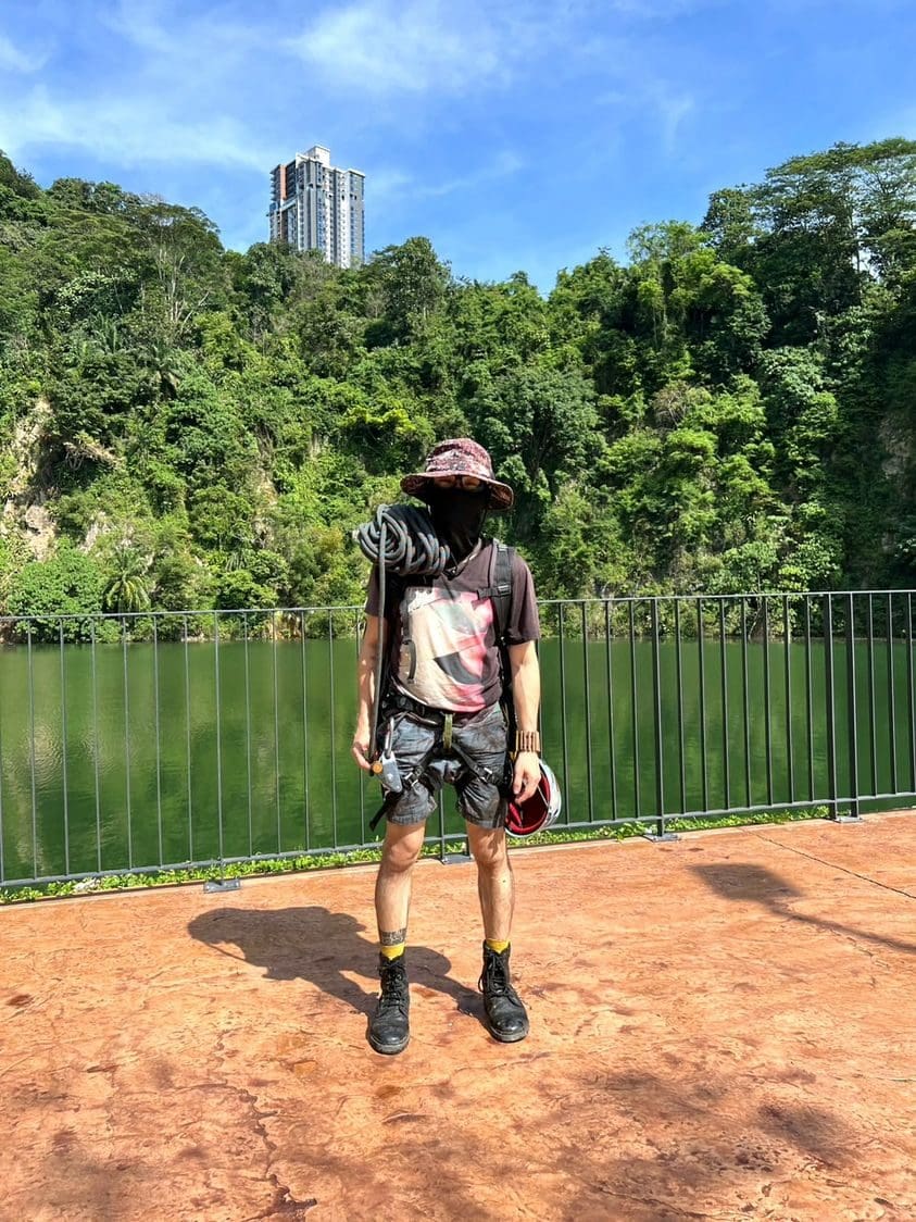 Group Of M'sian Animal Lovers Rescue Stray Dog From Cliff At Damansara Perdana