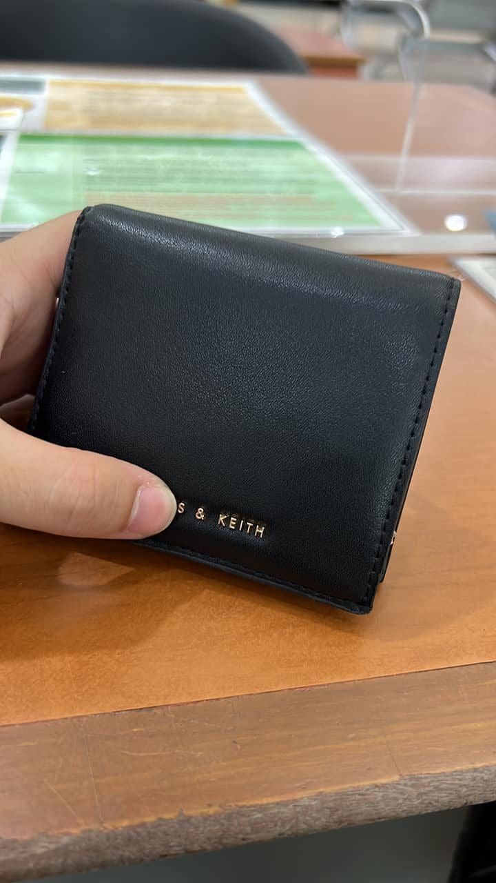 M'sian Couple Steals Man's Wallet And Spends Lavishly, Returns It To Him Due To 'Public Pressure'