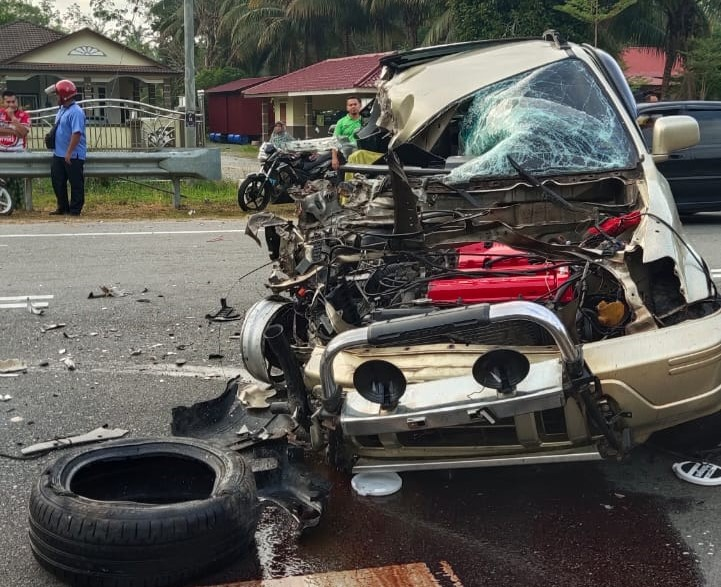 M'sian suv driver tries to overtake but rams into lorry and dies at the scene | weirdkaya