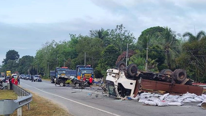 M'sian suv driver tries to overtake but rams into lorry and dies at the scene | weirdkaya