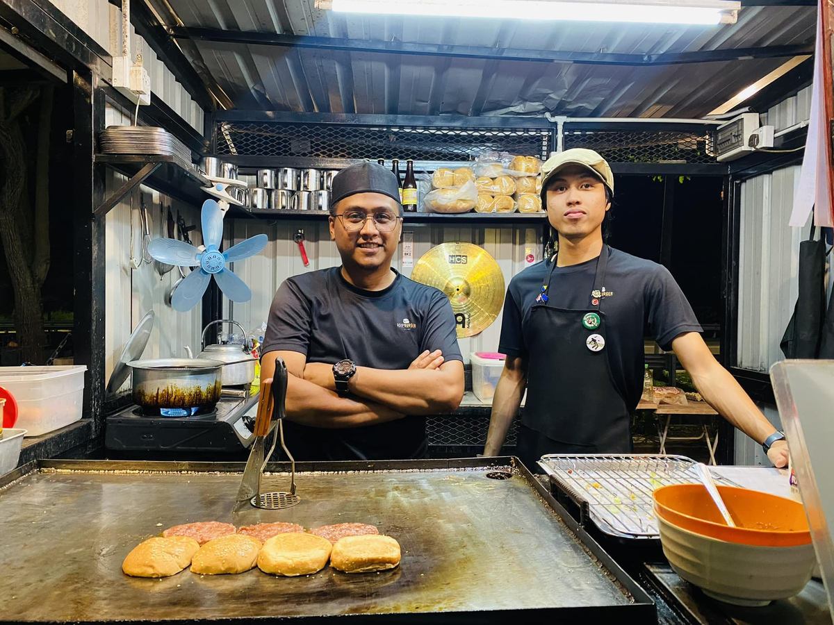 Melaka burger stall gives out free burgers to those who can't afford it