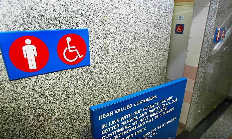 Disabled m'sian confronts man who used oku toilet to wash clothes at pavilion kl