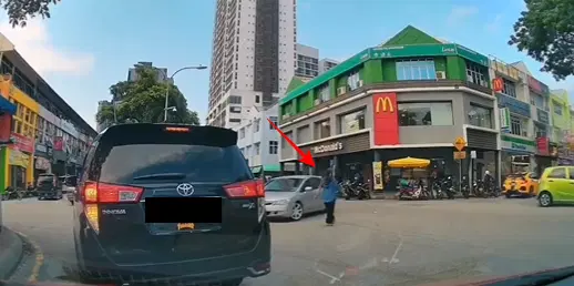 Selfish toyota driver stops car at junction while passenger goes to mcd in kl