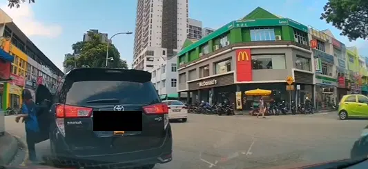 Selfish toyota driver stops car at junction while passenger goes to mcd in kl