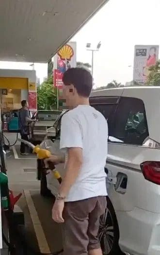 "But I'm Malaysian!" — Man Caught Pumping RON95 Petrol Into SG-Registered Car In JB, Tries To Argue Way Out
