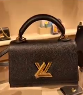 [video] woman pays for rm21,000 louis vuitton bag with stacks of rm50 notes | weirdkaya