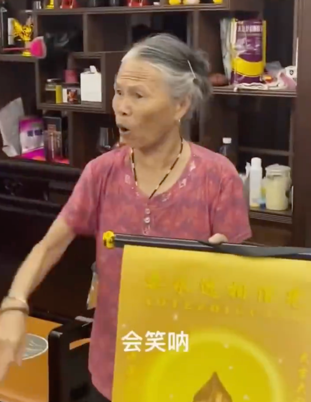 Cheeky woman swaps guanyin painting with ultraman, grandma unwittingly prays to it for a month