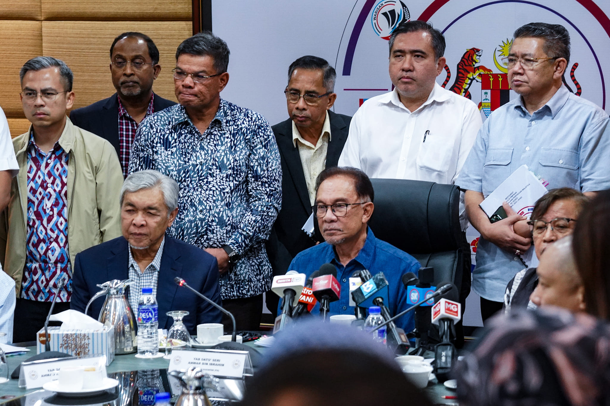 Anwar ibrahim and cabinet members