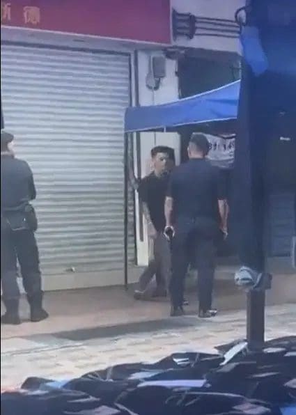 Sabah Police Officer Allegedly Accepts Bribe In Broad Daylight, Probe Ongoing
