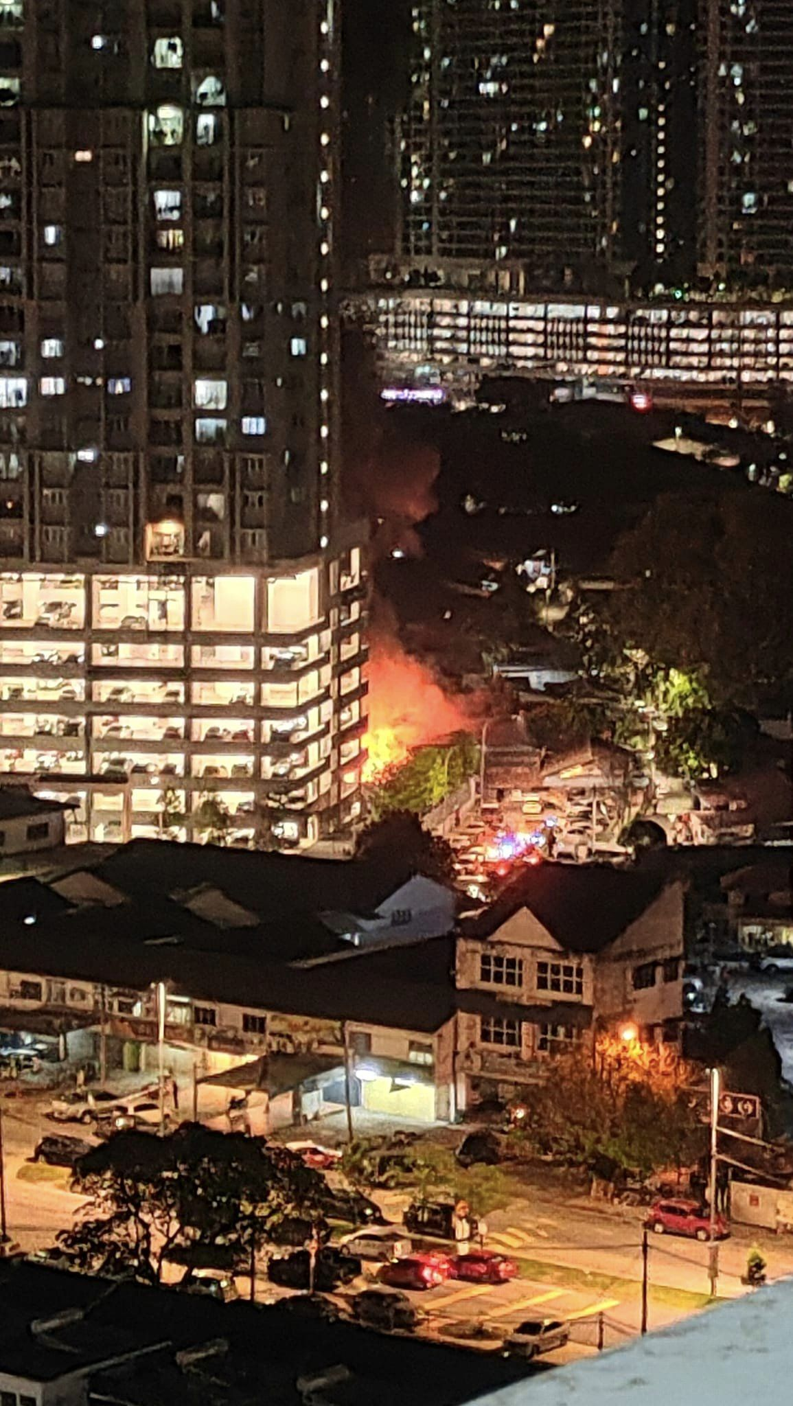 Fire engulfs 2 houses in setapak at midnight, 1 woman sustains burns to her face | weirdkaya