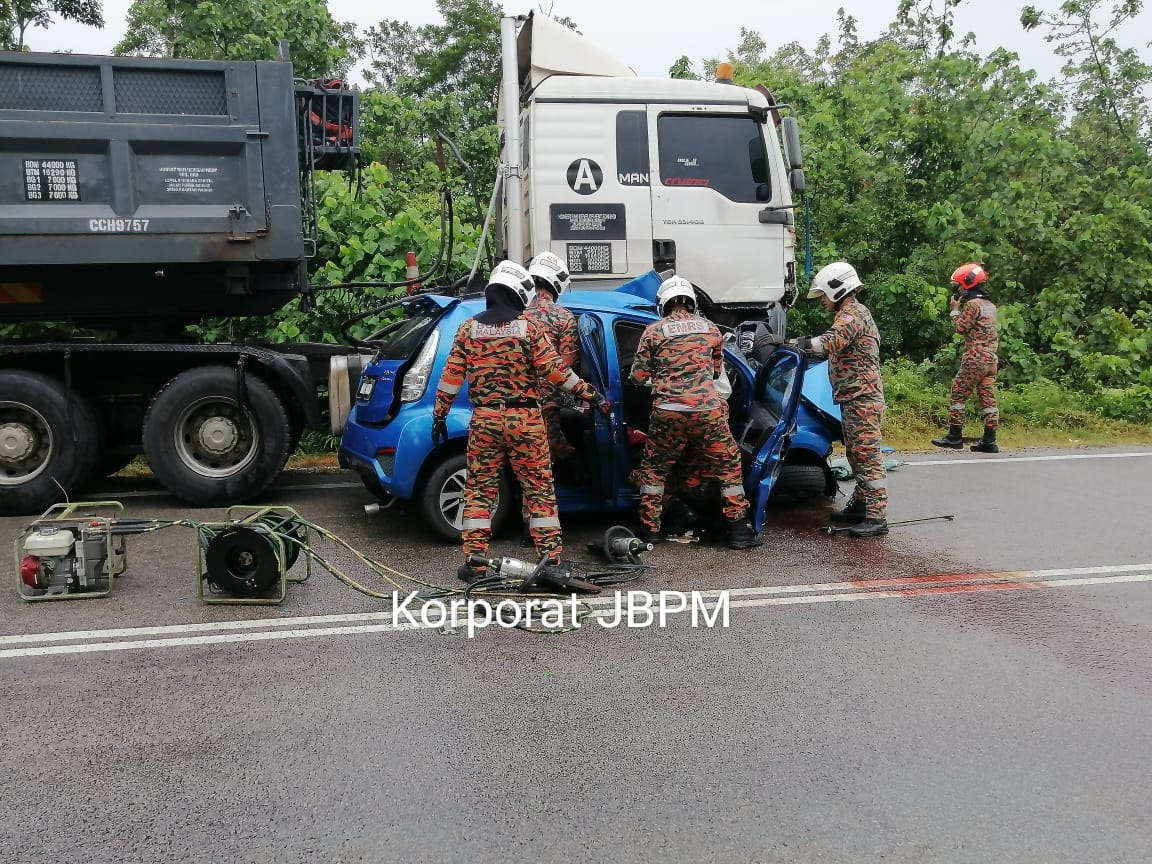 Collision between a trailer & myvi at pekan leaves 2 govt officials dead | weirdkaya
