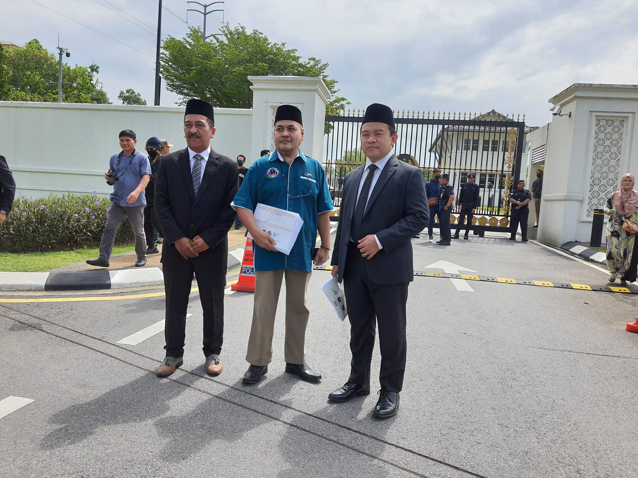 M'sian taxi driver walks more than 300km from johor to istana negara to ask for epf withdrawal