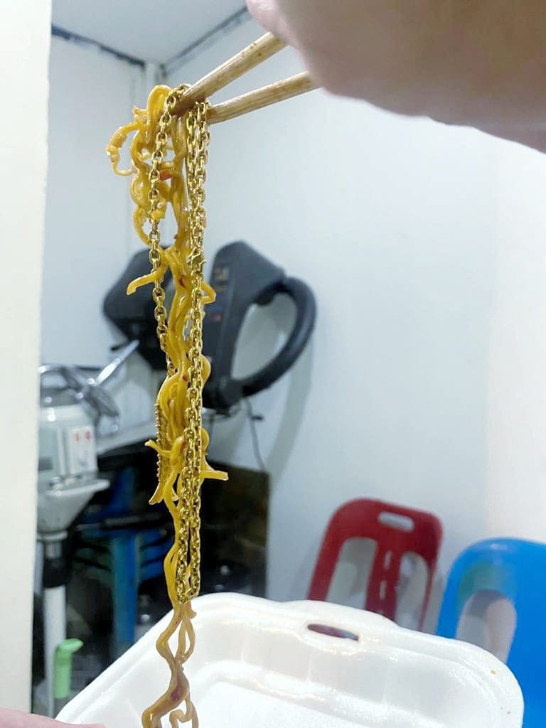 "Struck Gold!" — M'sian Man Finds Gold Necklace Inside Noodles He Bought From Bazaar