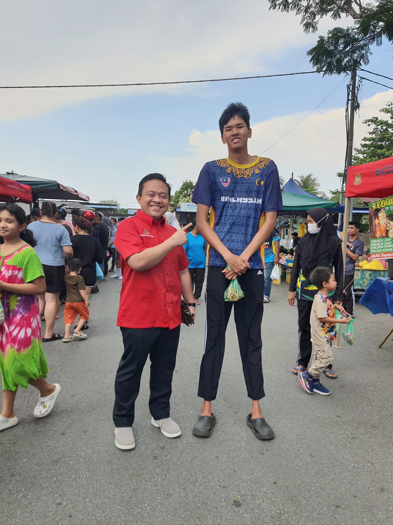 16yo m'sian teen goes viral for having a towering height of 198cm