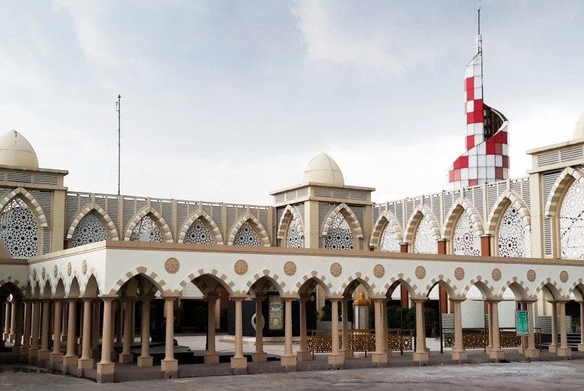 Indonesian Man Switches Donation QR Code At Mosque To Funnel Money Into His Pocket, Gets Arrested By Police