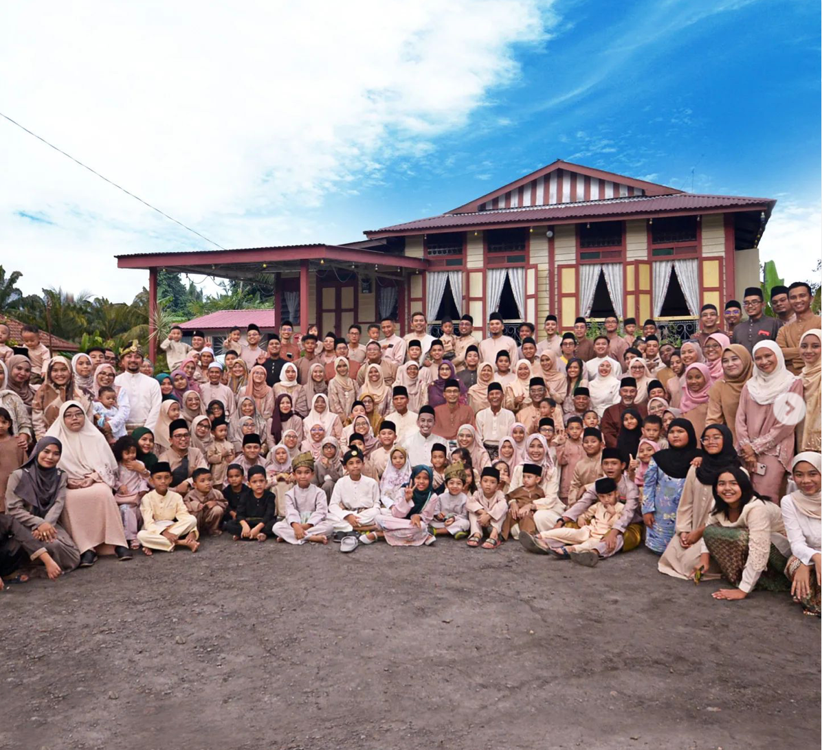 Can you believe it? Over 100 pax in this photo, they're all from one family gathering together for raya!   | weirdkaya