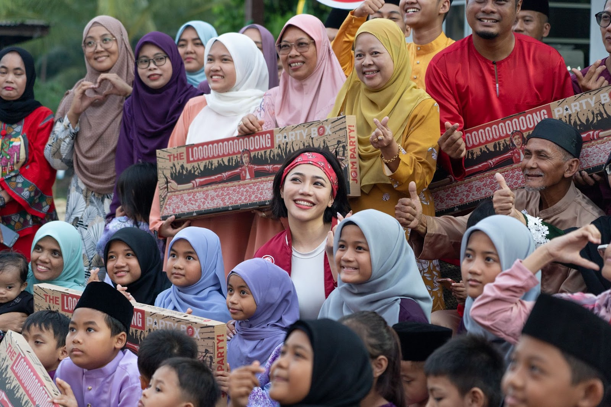 Can you believe it? Over 100 pax in this photo, they're all from one family gathering together for raya!   | weirdkaya