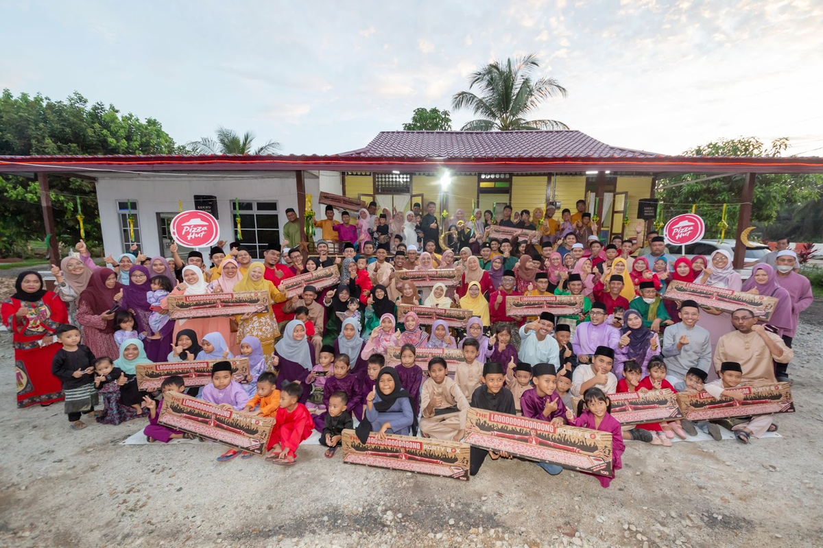 Can you believe it? Over 100 pax in this photo, they're all from one family gathering together for raya!   | weirdkaya